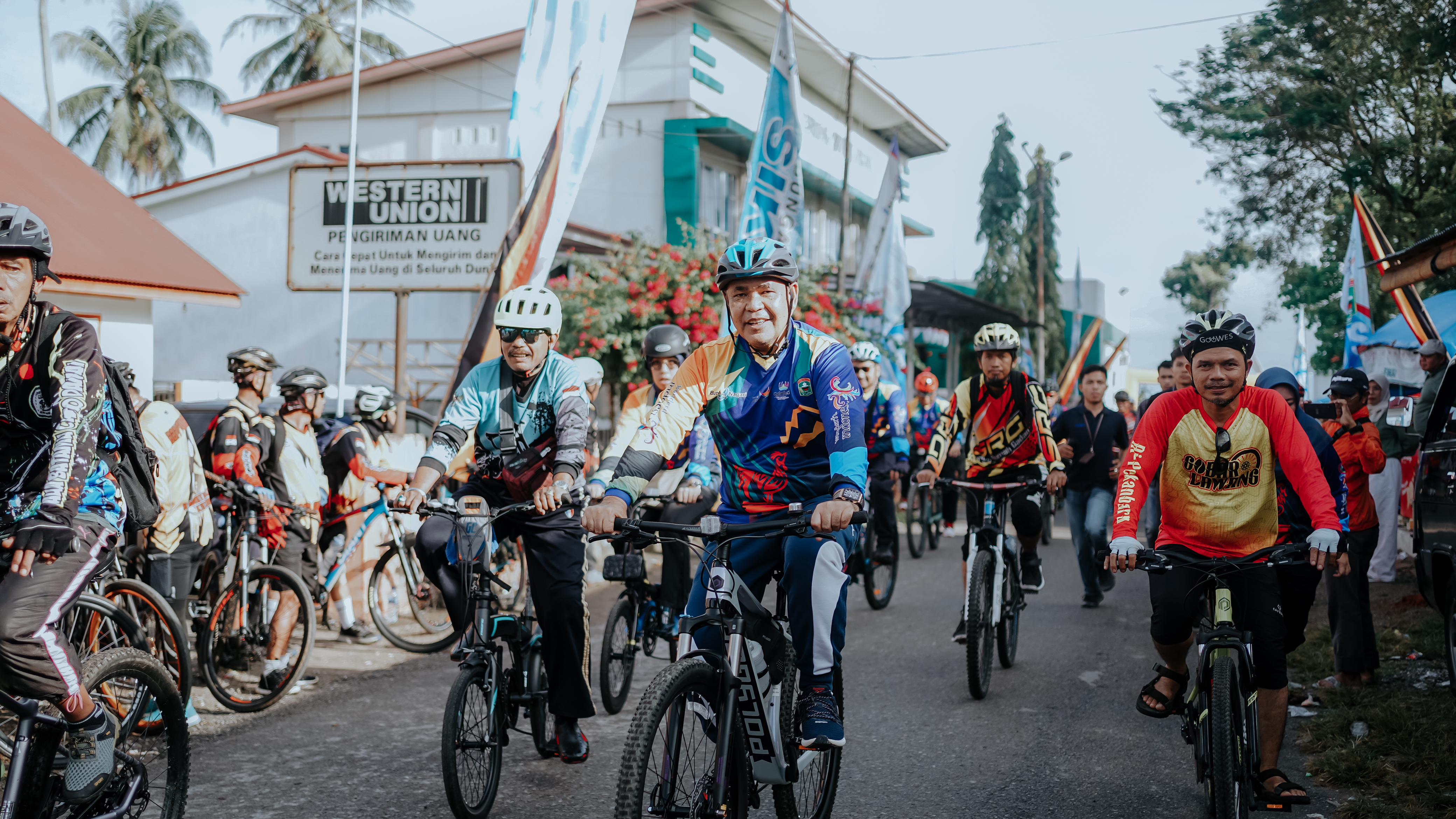 Bupati Solok Epyardi Asda yang ikut mendayung sepeda pada event Napak Tilas Tour de Singkarak